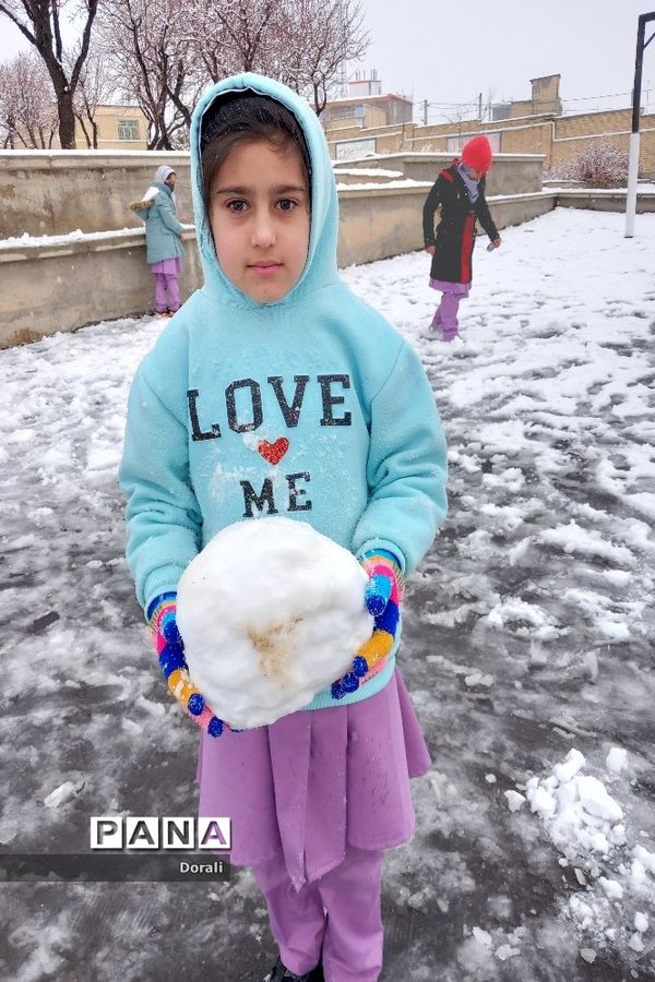 شور و شوق دانش‌آموزان دبستان شرف الدین شیخ شبان در یک روز برفی زیبا