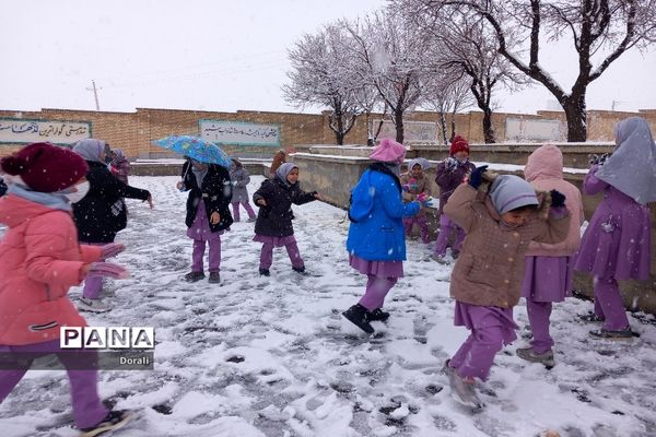 شور و شوق دانش‌آموزان دبستان شرف الدین شیخ شبان در یک روز برفی زیبا