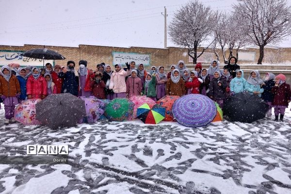 شور و شوق دانش‌آموزان دبستان شرف الدین شیخ شبان در یک روز برفی زیبا