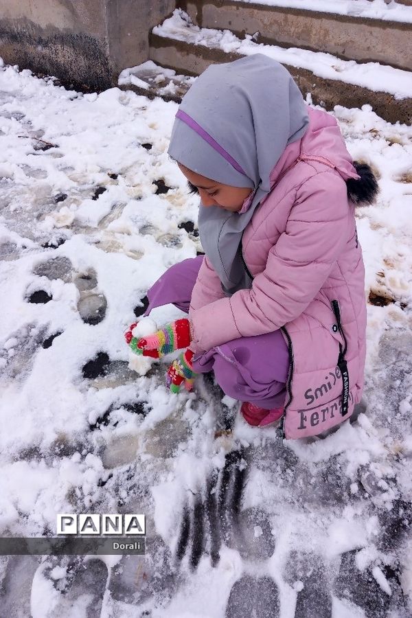 شور و شوق دانش‌آموزان دبستان شرف الدین شیخ شبان در یک روز برفی زیبا
