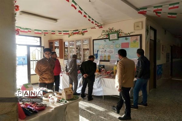برگزاری نمایشگاه دست سازه های دانش‌آموزی در دبستان مرحمت صائب