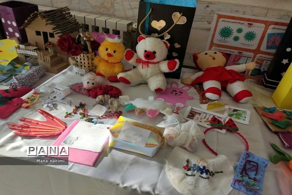 برگزاری نمایشگاه دست سازه های دانش‌آموزی در دبستان مرحمت صائب