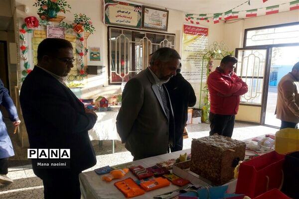 برگزاری نمایشگاه دست سازه های دانش‌آموزی در دبستان مرحمت صائب
