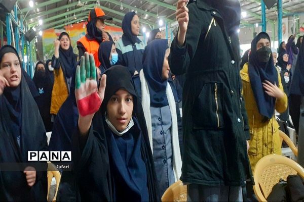 جشنواره (مدرسه ای یازده کلاس یازده سرود) در مدرسه ندای اسلام در استان اصفهان