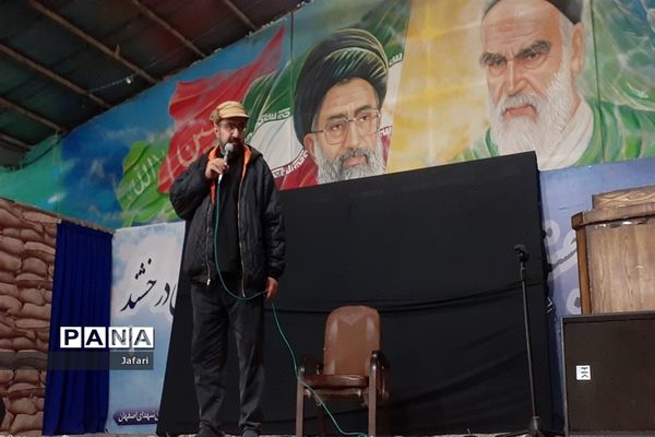 جشنواره (مدرسه ای یازده کلاس یازده سرود) در مدرسه ندای اسلام در استان اصفهان