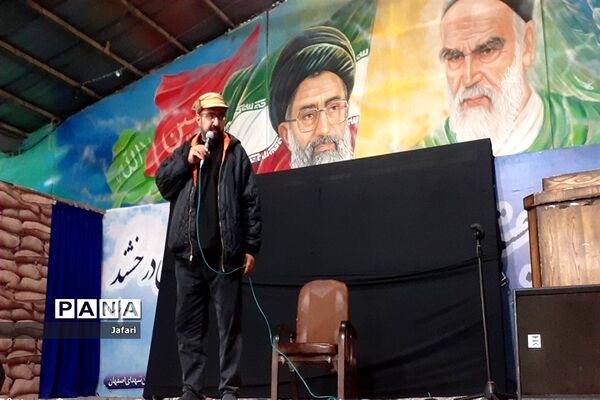 جشنواره (مدرسه ای یازده کلاس یازده سرود) در مدرسه ندای اسلام در استان اصفهان