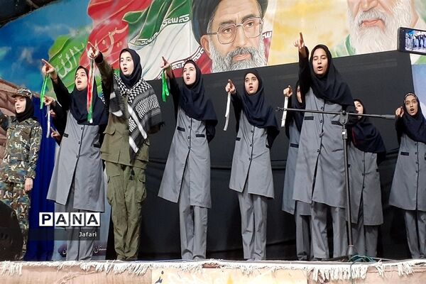 جشنواره (مدرسه ای یازده کلاس یازده سرود) در مدرسه ندای اسلام در استان اصفهان