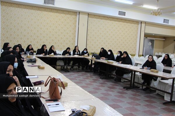 نشست رئیس سازمان دانش‌آموزی استان با مربیان پیشتاز بافق