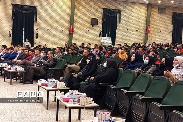 آیین تجلیل از منتخبین جشنواره های فرهنگی هنری آموزش و پرورش ناحیه 3 شیراز