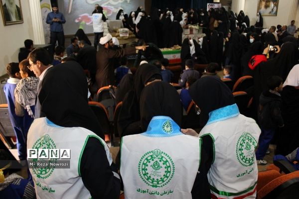 استقبال دانش‌آموزان دختر مدارس غیر دولتی شهرستان بوشهر از شهید گمنام