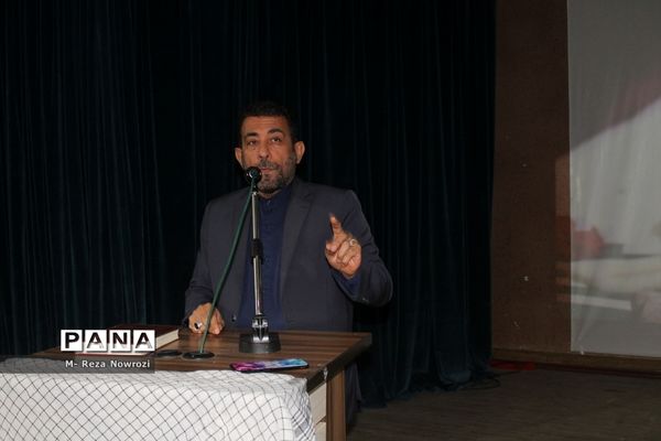 استقبال دانش‌آموزان دختر مدارس غیر دولتی شهرستان بوشهر از شهید گمنام