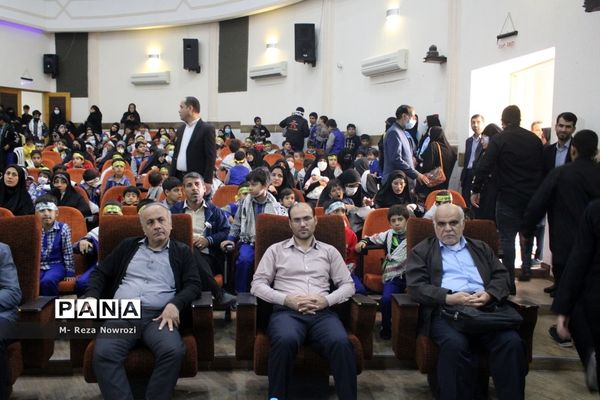 استقبال دانش‌آموزان دختر مدارس غیر دولتی شهرستان بوشهر از شهید گمنام