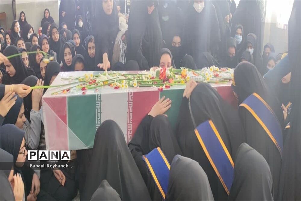 استقبال دانش‌آموزان اردکانی از شهدای گمنام