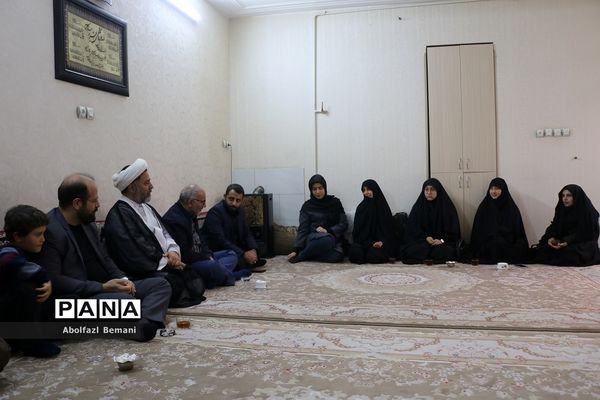دیدار رئیس سازمان نهضت سواد‌آموزی با خانواده های شهدا در قم