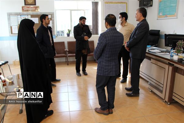 بازدید رئیس سازمان دانش‌آموزی استان از مدرسه شهید فهمیده ناحیه ۲ یزد
