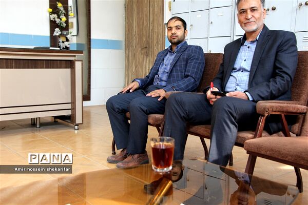 بازدید رئیس سازمان دانش‌آموزی استان از مدرسه شهید فهمیده ناحیه ۲ یزد