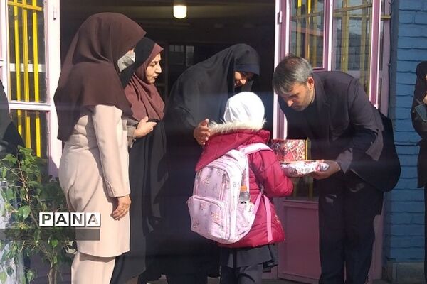 حضور صمیمی مدیرکل آموزش و پرورش شهرستان‌های استان تهران در مدرسه فرزانگان و  اندیشه رودهن