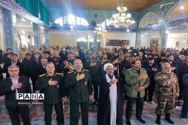 تشییع پیکر مطهر شهید گمنام با حضور خادمیاران و پرچم متبرک رضوی در میانه
