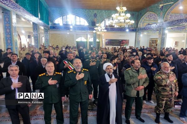 تشییع پیکر مطهر شهید گمنام با حضور خادمیاران و پرچم متبرک رضوی در میانه