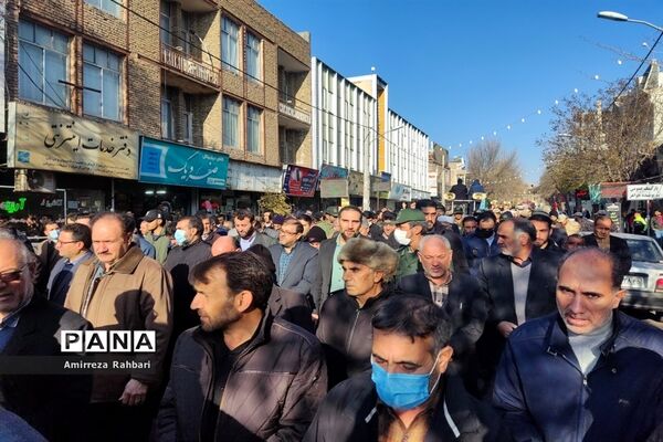 تشییع پیکر مطهر شهید گمنام با حضور خادمیاران و پرچم متبرک رضوی در میانه