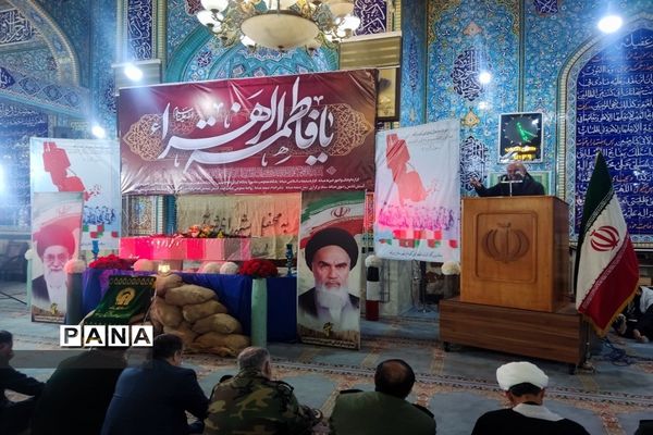 تشییع پیکر مطهر شهید گمنام با حضور خادمیاران و پرچم متبرک رضوی در میانه