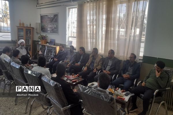 دیدار امام جمعه کاشمر با دبیران دبیرستان پسرانه آیت الله خامنه‌ای