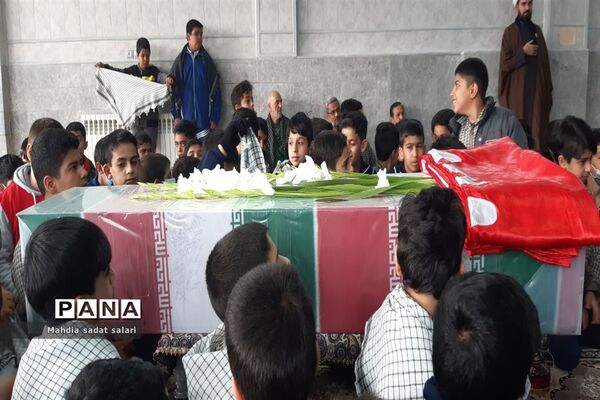 استقبال دانش‌آموزان یزدی از شهدای گمنام