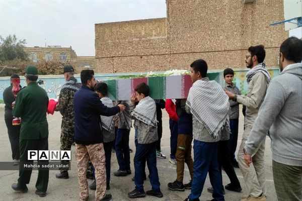 استقبال دانش‌آموزان یزدی از شهدای گمنام