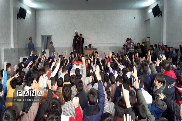 استقبال دانش‌آموزان یزدی از شهدای گمنام