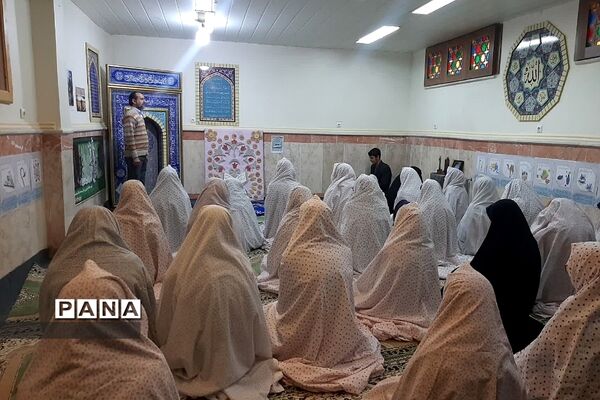 نماز جماعت مدیرکل آموزش و پرورش شهرستان‌های استان تهران  با دانش‌آموزان رودهن