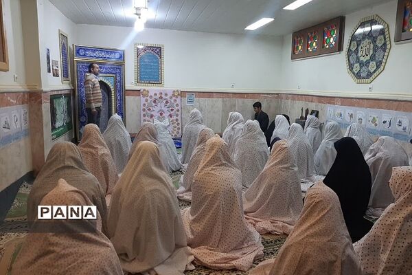 نماز جماعت مدیرکل آموزش و پرورش شهرستان‌های استان تهران  با دانش‌آموزان رودهن