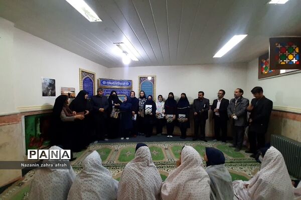 نماز جماعت مدیرکل آموزش و پرورش شهرستان‌های استان تهران  با دانش‌آموزان رودهن