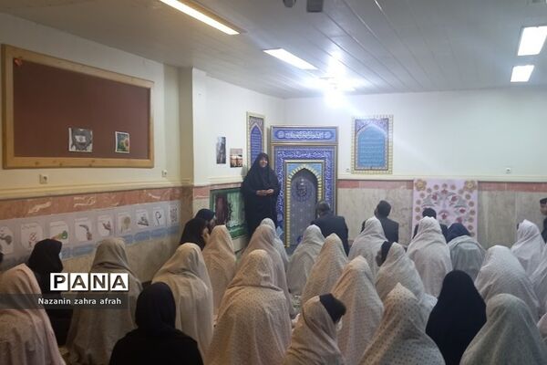 نماز جماعت مدیرکل آموزش و پرورش شهرستان‌های استان تهران  با دانش‌آموزان رودهن