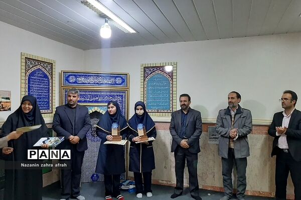 نماز جماعت مدیرکل آموزش و پرورش شهرستان‌های استان تهران  با دانش‌آموزان رودهن