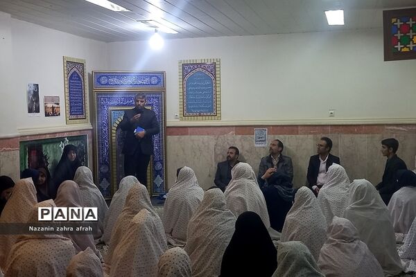 نماز جماعت مدیرکل آموزش و پرورش شهرستان‌های استان تهران  با دانش‌آموزان رودهن