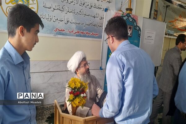 گفت,وگوی آزاد دانش‌آموزی در دبیرستان آیت الله خامنه‌ای کاشمر