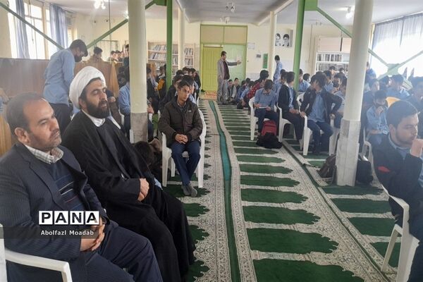 گفت,وگوی آزاد دانش‌آموزی در دبیرستان آیت الله خامنه‌ای کاشمر