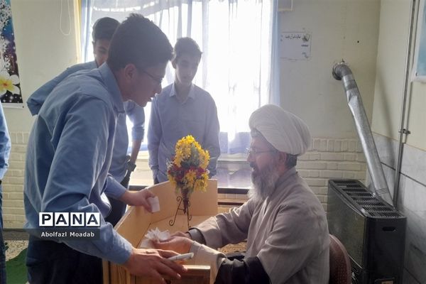 گفت,وگوی آزاد دانش‌آموزی در دبیرستان آیت الله خامنه‌ای کاشمر