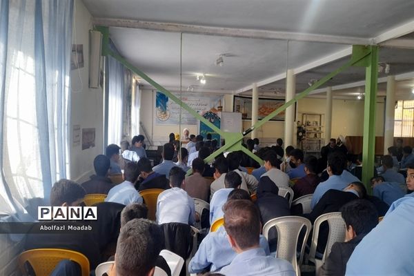 گفت,وگوی آزاد دانش‌آموزی در دبیرستان آیت الله خامنه‌ای کاشمر