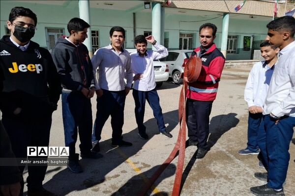 برگزاری اردوی علمی آمادگی دفاعی در دبیرستان نمازی ناحیه 4 شیراز