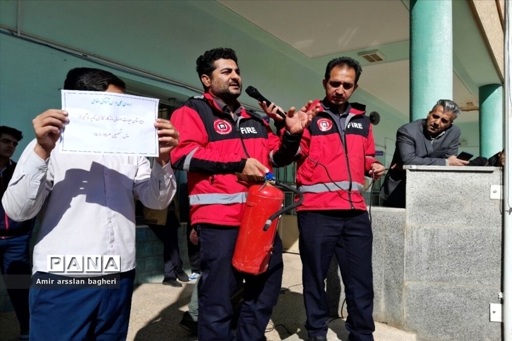 برگزاری اردوی علمی آمادگی دفاعی در دبیرستان نمازی ناحیه 4 شیراز
