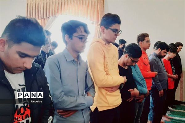 دیدار رئیس سازمان دانش‌آموزی استان فارس با دانش‌آموزان اهل  سنت روستای بلغان در جویم