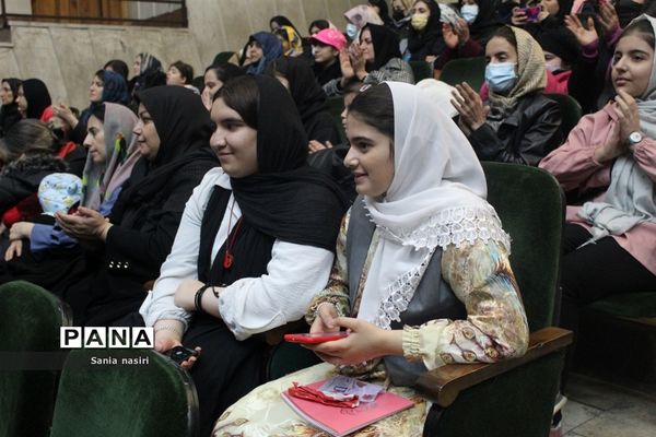 ویژه برنامه‌ شب یلدا با حضور دانش‌آموزان دختر متوسط اول و دوم منطقه ١٠