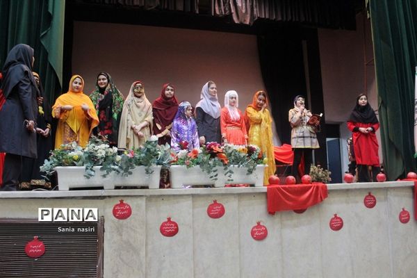 ویژه برنامه‌ شب یلدا با حضور دانش‌آموزان دختر متوسط اول و دوم منطقه ١٠