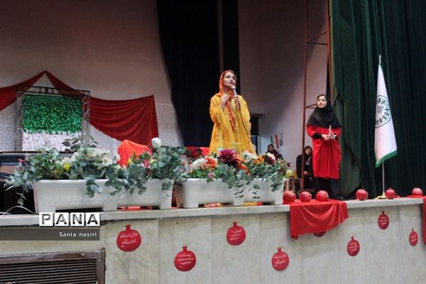 ویژه برنامه‌ شب یلدا با حضور دانش‌آموزان دختر متوسط اول و دوم منطقه ١٠