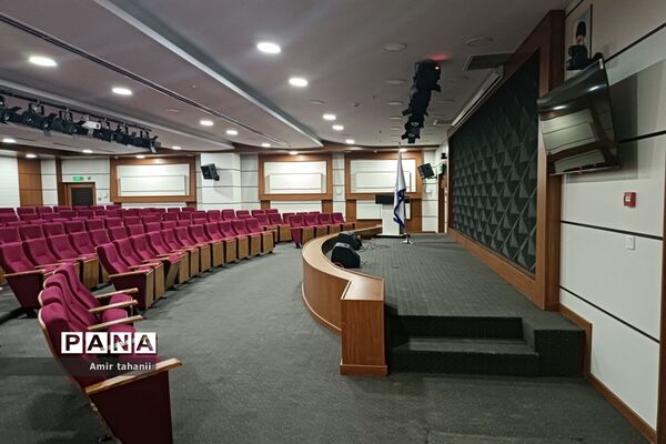 بازدید مدیرآموزش و پرورش منطقه ۱۸ از بیمارستان کودکان حکیم