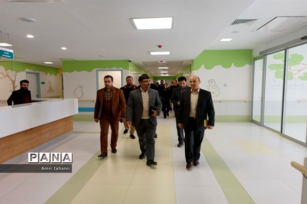 بازدید مدیرآموزش و پرورش منطقه ۱۸ از بیمارستان کودکان حکیم