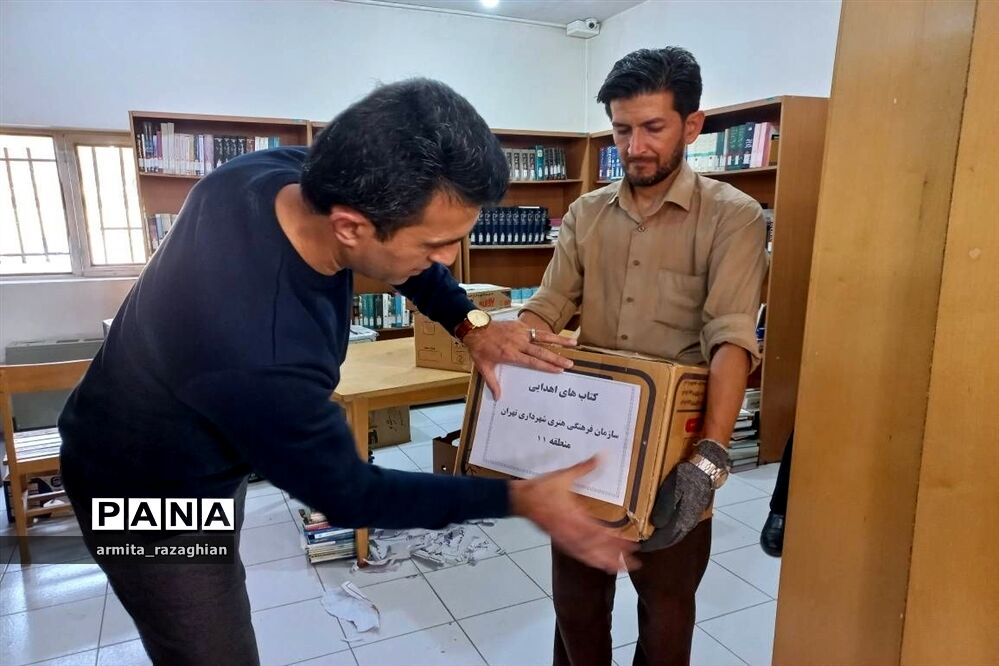 اهدای کتاب به کتابخانه‌های محروم  وکم‌برخوردار روستایی