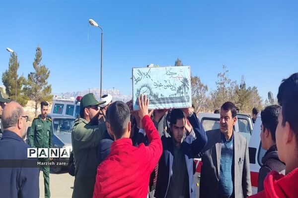 استقبال دانش‌آموزان گاریزات از شهدای گمنام