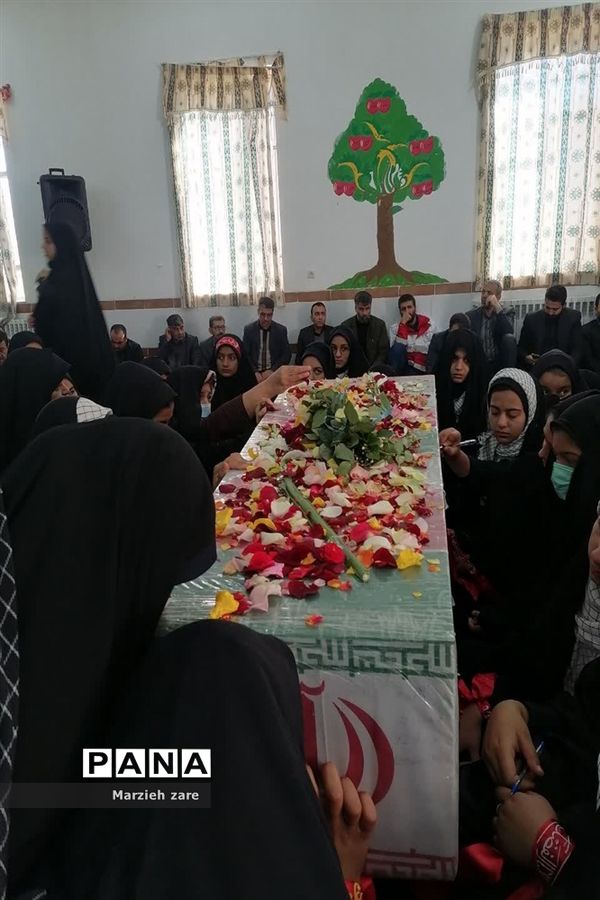 استقبال دانش‌آموزان گاریزات از شهدای گمنام